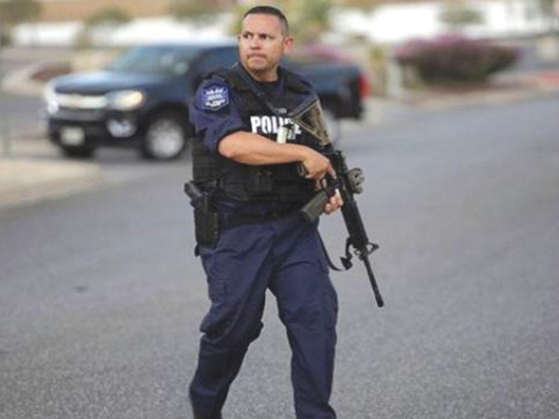 ضابط شرطة بعد إطلاق نار كثيف على قاعدة البحرية الأميركية