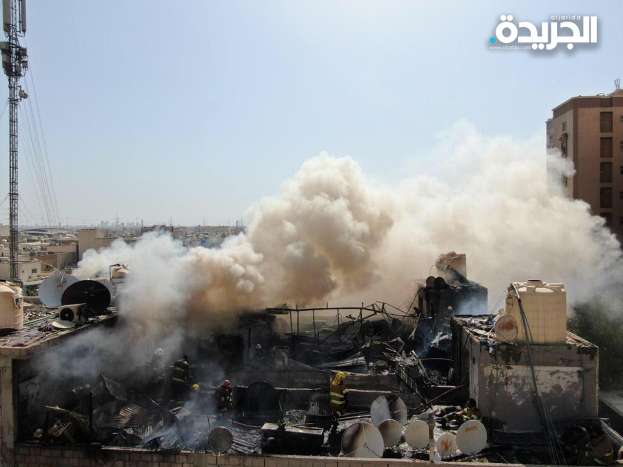 جانب من عمليات اخماد الحريق