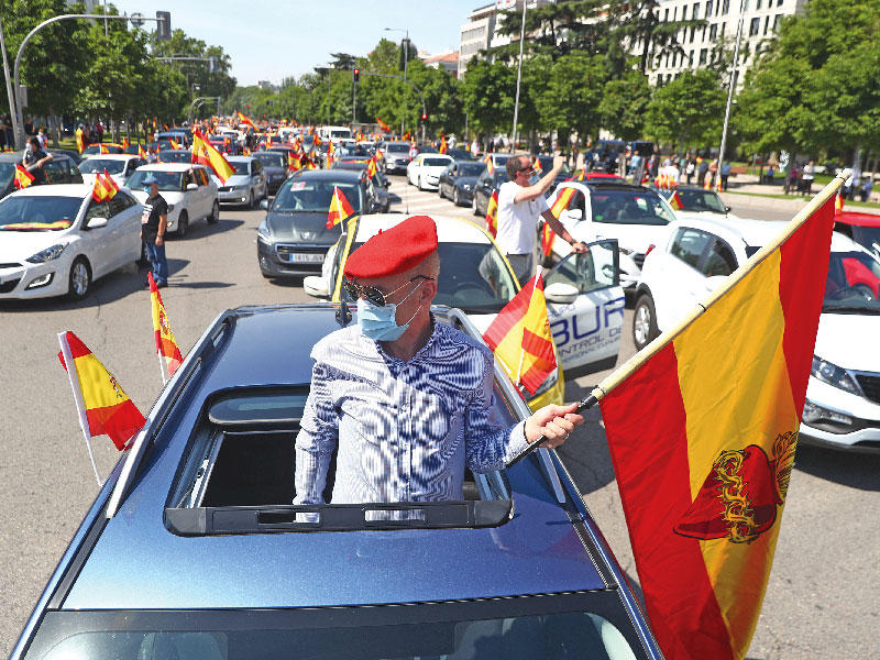 تظاهرة بالسيارات ضد الحكومة في مدريد أمس    (رويترز)