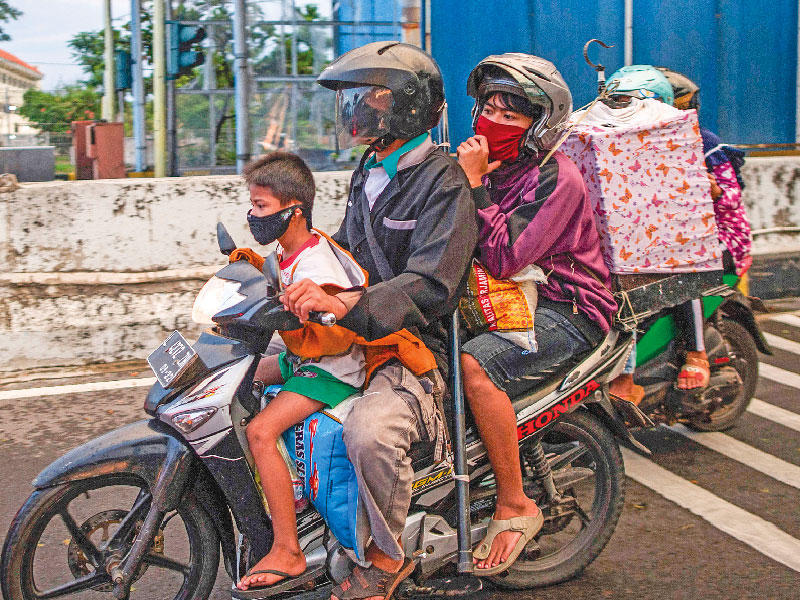 عالة اندونيسية بعد تسوقها لعيد الفطر في جافا الشرقية    (أ ف ب)