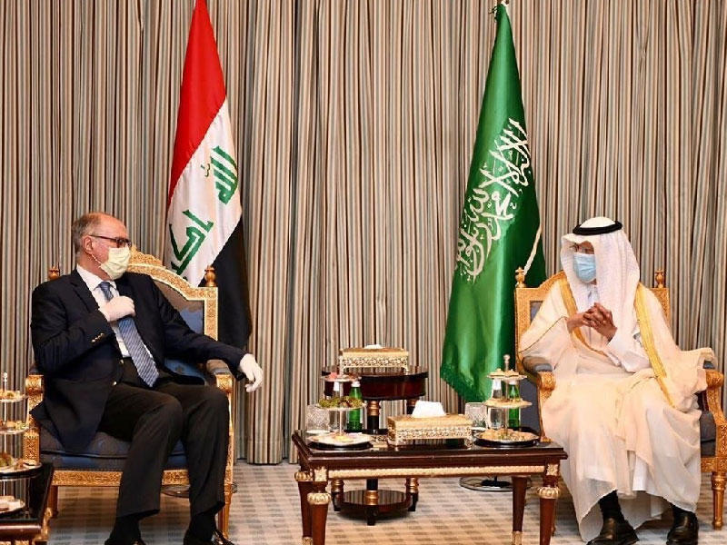 وزير المالية العراقي علي علاوي خلال لقائه الأمير عبدالعزيز بن سلمان