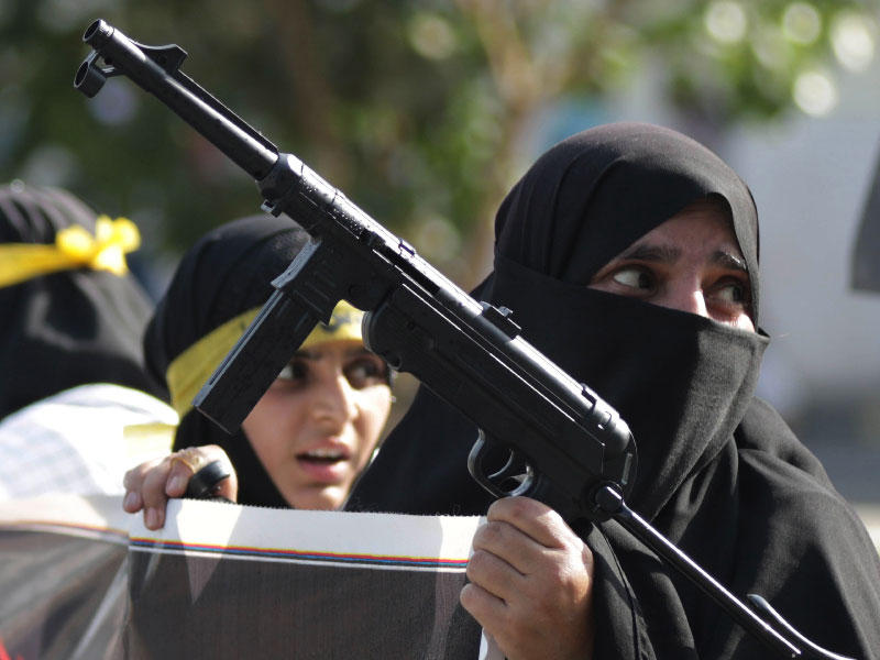 باكستانية تحمل سلاحا خلال تظاهرة بيوم القدس أمس الاول      (إي بي أيه)