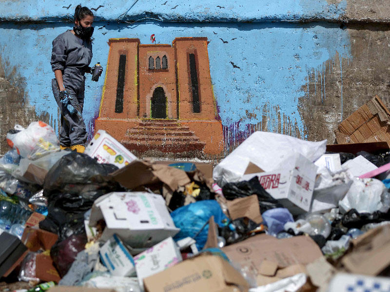 فنانة لبنانية رسمت مبنى مجلس النواب في مكب نفايات بيروت (أ ف ب)