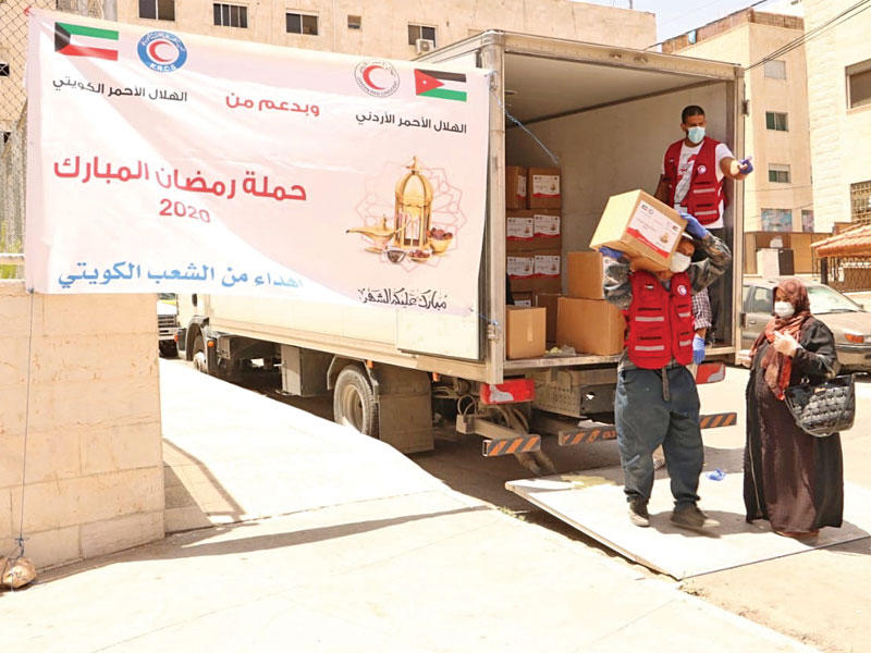 جانب من مساعدات الهلال الأحمر