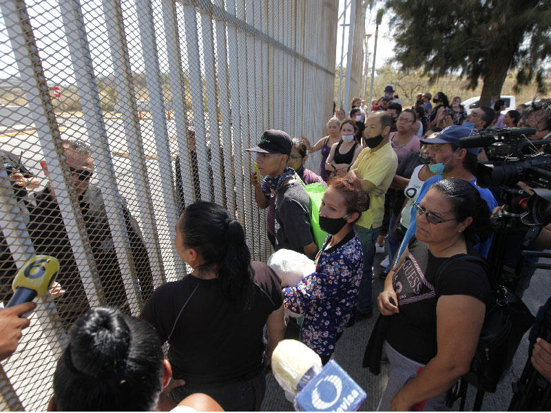  أقارب السجناء يتظاهرون عند مدخل مركز بوينتي غراندي لإعادة الإدماج الاجتماعي في بلدية إل سالتو ، خاليسكو ، المكسيك