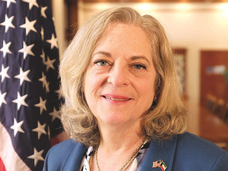 السفيرة الأميركية لدى البلاد  ألينا رومانوسكي