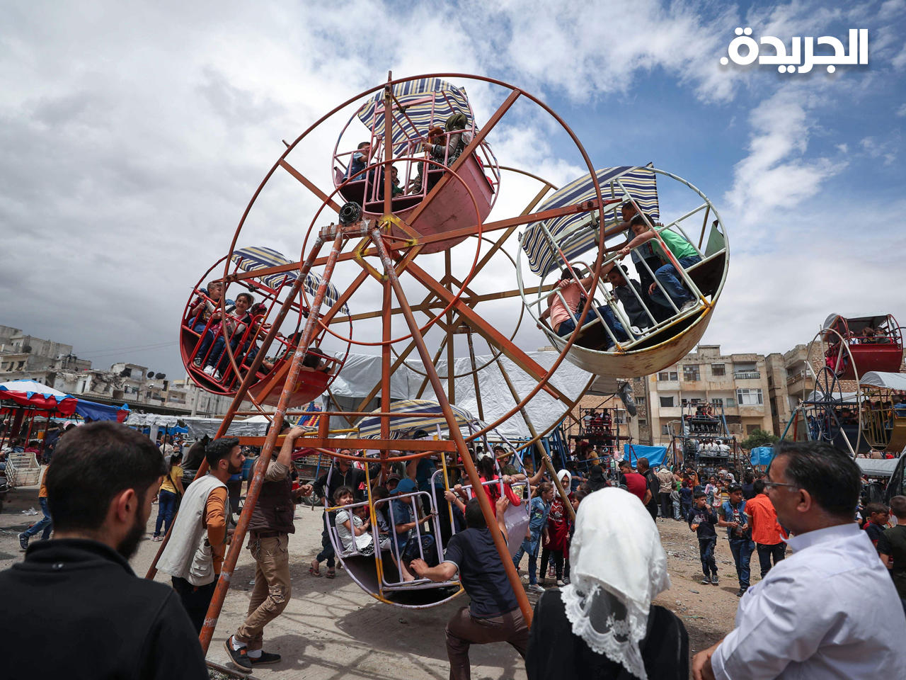 أطفال يلعبون في ملاهي شعبية بإدلب