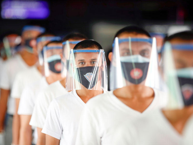 شرطيون حديثو التخرج خلال تمرين على التباعد الاجتماعي في مانيلا امس   (اي بس ايه)