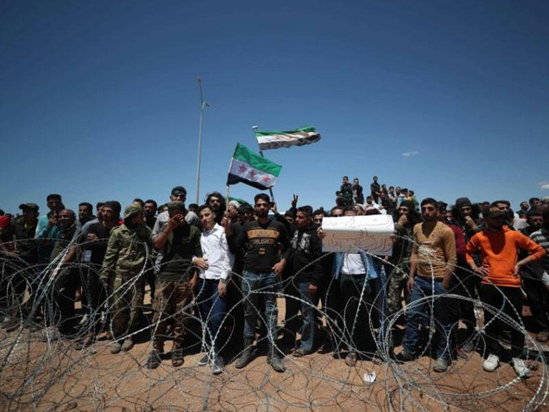 ٍوريون يحتجون عند الحدود ضد تركيا لرغبتهم في العودة غلي ديارهم 