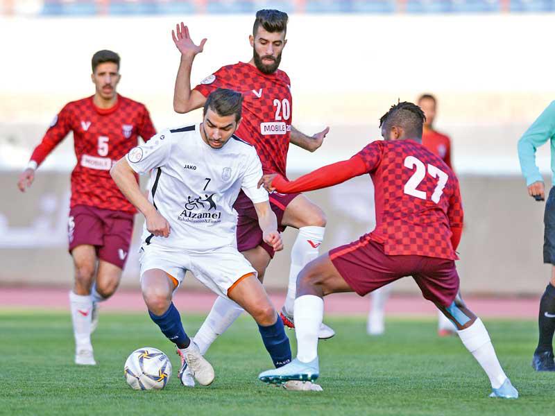 وسام الإدريسي محاطاً بثلاثة لاعبين