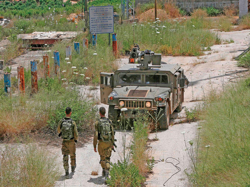جنديان إسرائليان في قاعدة متولا العسكرية المهجورة التي كانت تضم معبراً إلى لبنان قبل انسحاب إسرئيل من الجنوب في مايو 2000       (أ ف ب)  