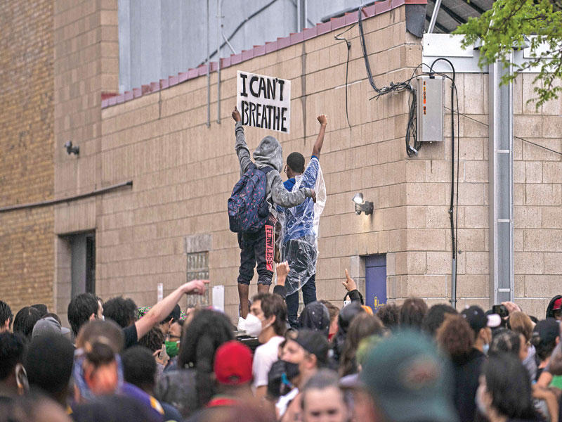 تظاهرات في مينيابوليس أمس الأول تحت شعار «لا يمكنني التنفس» احتجاجا على مقتل رجل اسود خلال توقيفه (أ ف ب)