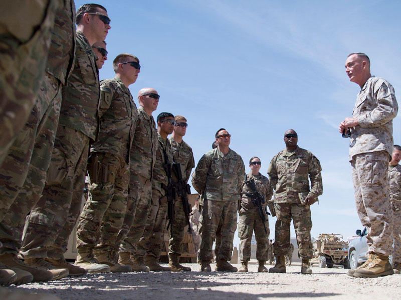 جنرال مشاة البحرية ، جو دانفورد يتحدث إلى الجنود المعينين في فرقة العمل الجنوبية الغربية في معسكر شاروب بإقليم هلمند الأفغاني ، 22 مارس ، 2018. 