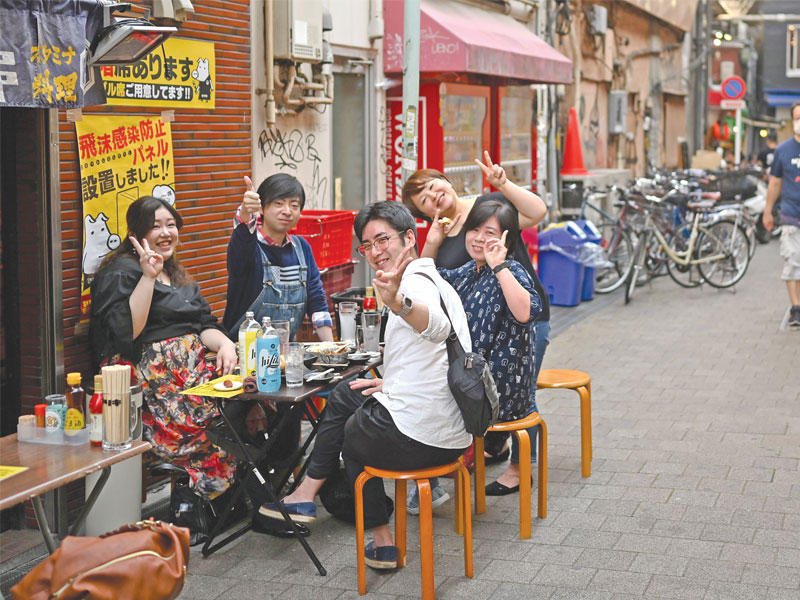 يابانيون يتناولون الطعام في أحد مطاعم طوكيو أمس (ا ف ب)