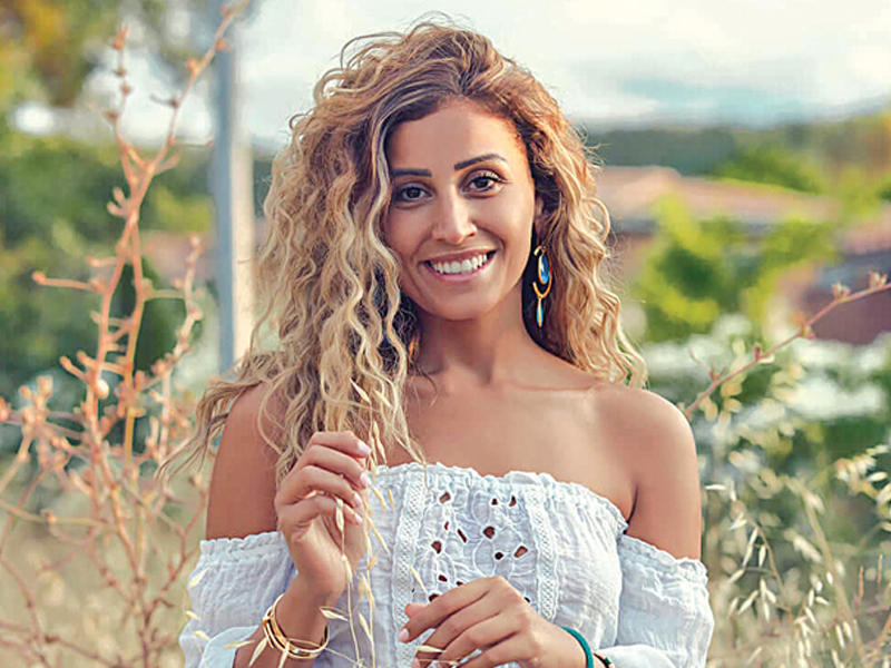 الفنانة دينا الشربيني