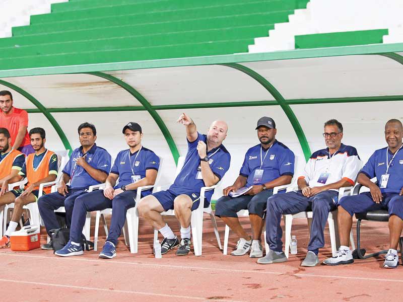 عبدالرحمن العتيبي والجهاز المساعد على مقاعد الاحتياط