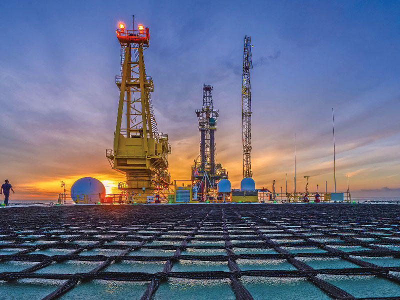 أوبك وروسيا تتفاوضان بشأن تخفيضات إنتاج النفط