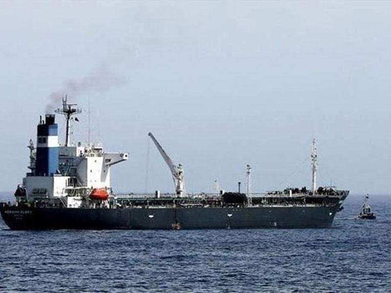 سفينة بحرية في سواحل سقطرى شرق اليمن