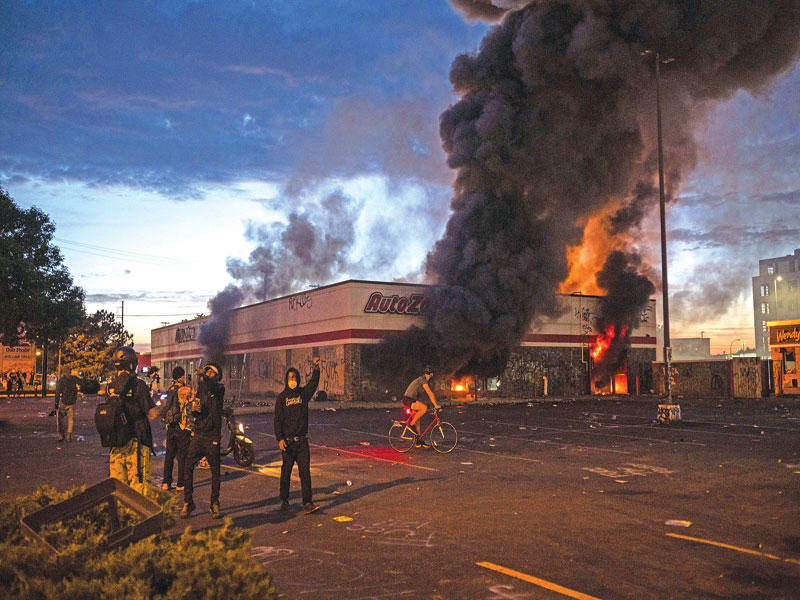 محتجون يحرقون متجراً في مينيابوليس أمس الأول    (أ ف ب)