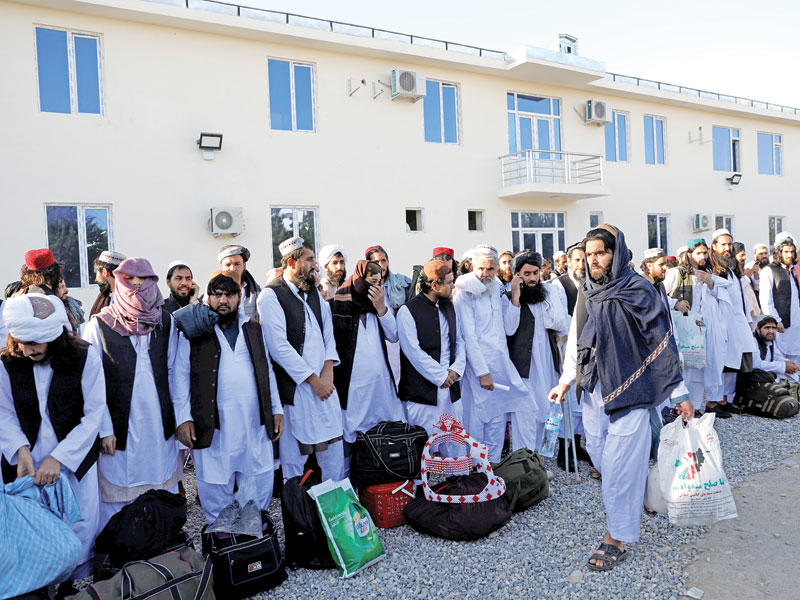 سجناء من طالبان أفرجت عنهم السلطات الأفغانية في كابول (رويترز)