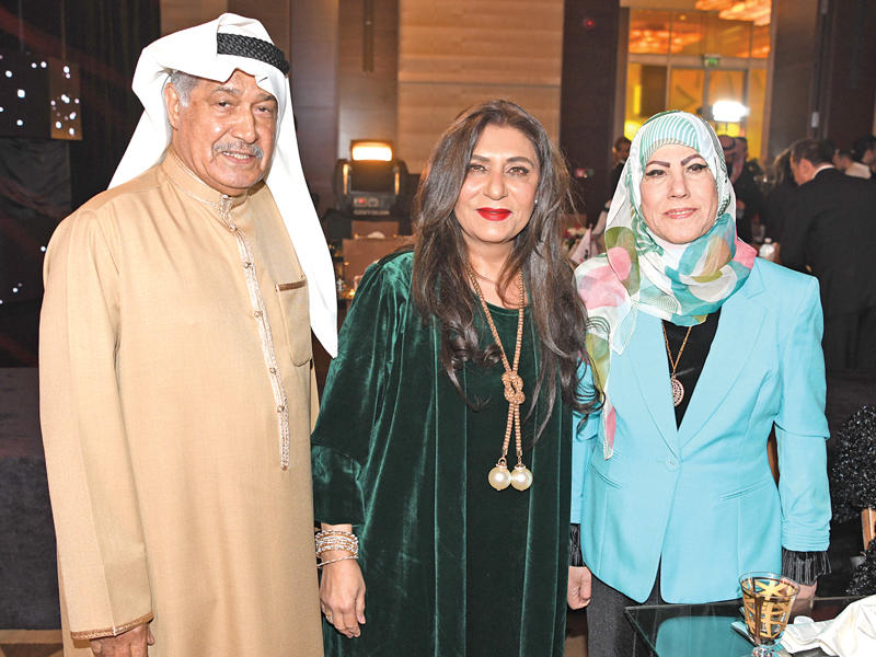 من يمين الصورة كل من الفنانين مريم الصالح وهيفاء عادل وجاسم النبهان في إحدى المناسبات 