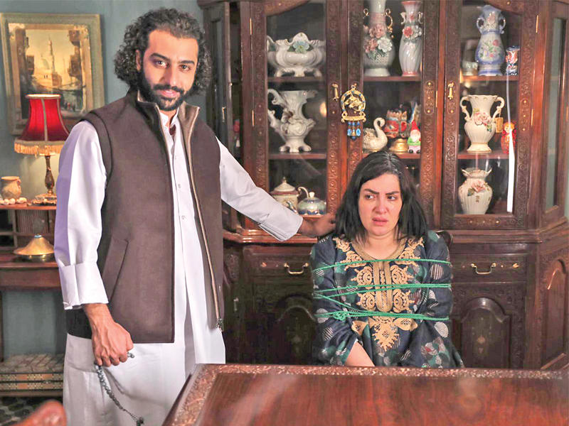 الفنان محمد صفر والفنانة هبه الدري في مشهد من مسلسل وكأن شيئا لم يكن