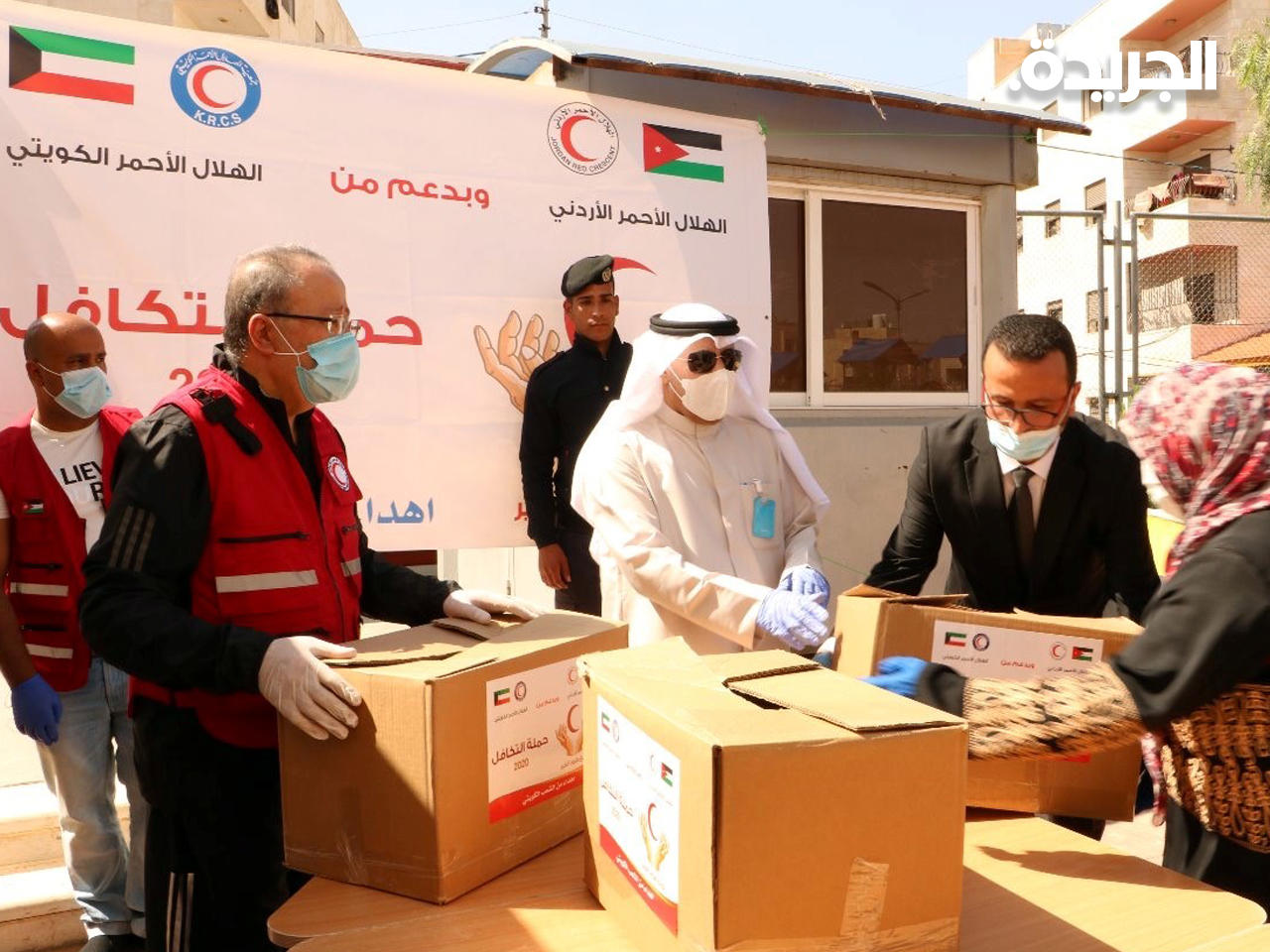 جانب من توزيع المساعدات