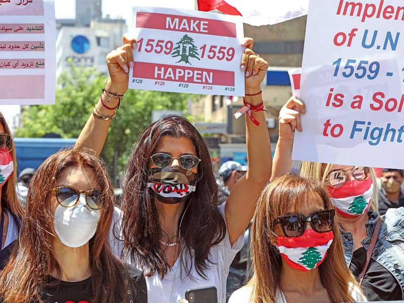 لبنانيات يشاركن في تظاهرة مناهضة للحكومة في بيروت أمس (ا ف ب)