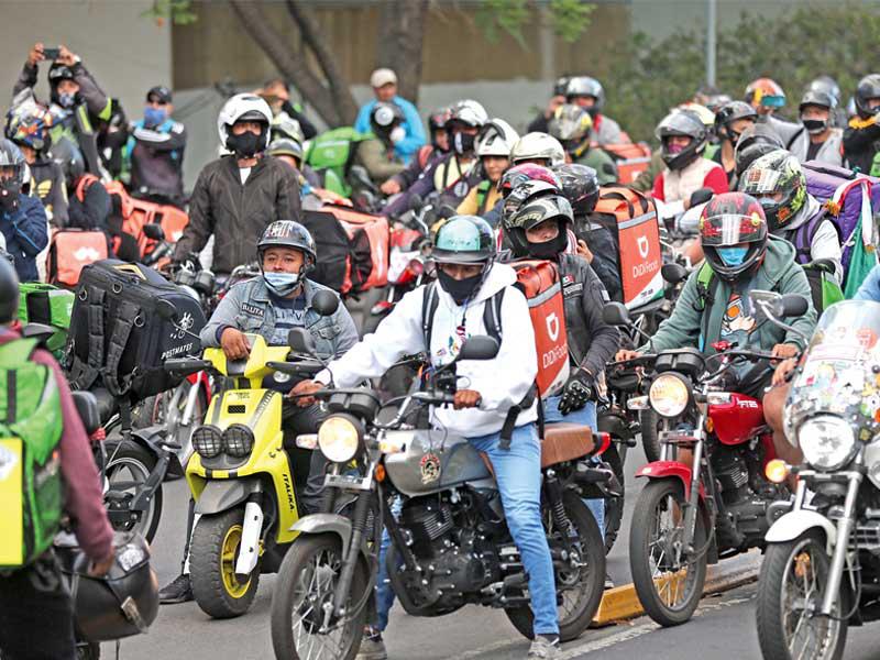 عمال توصيل على دراجاتهم النارية في مكسيكو سيتي (اي بي ايه)