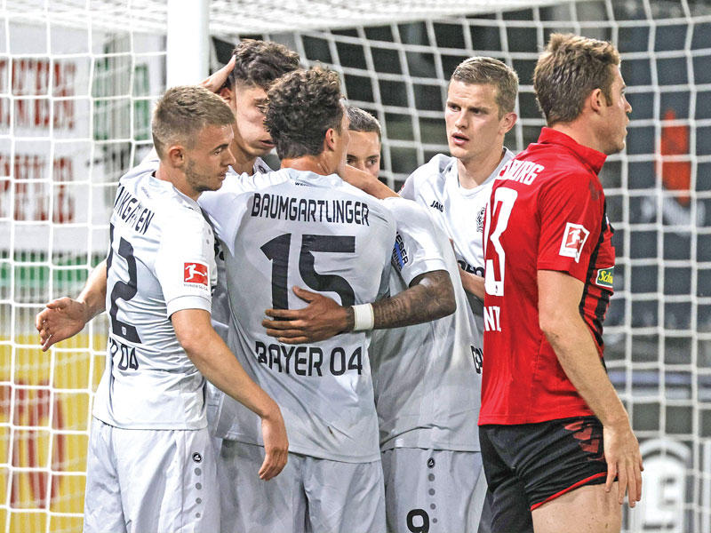 فرحة لاعبي باير ليفركوزن بالهدف في مرمى فرايبورغ