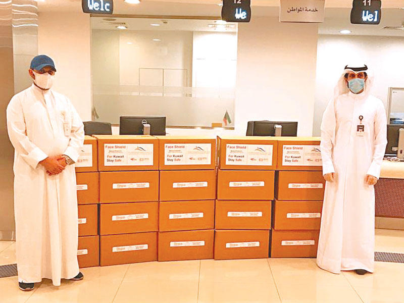 جانب من تسلم البنك أقنعة المركز