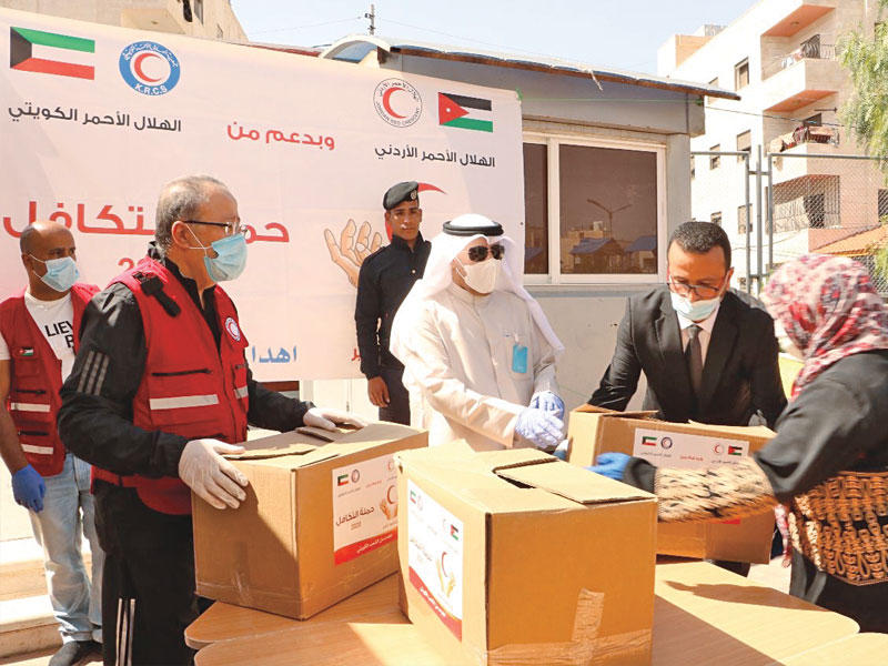 سفير الكويت لدى الأردن عزيز الديحاني خلال توزيع المساعدات