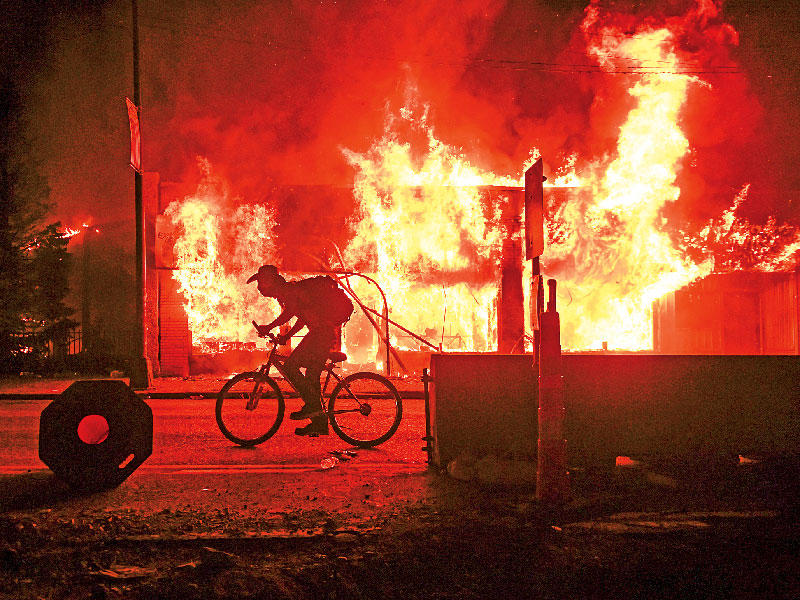 متجر أحرقه محتجون في مينيابوليس بولاية مينيسوتا أمس الأول (آي بي أيه)n