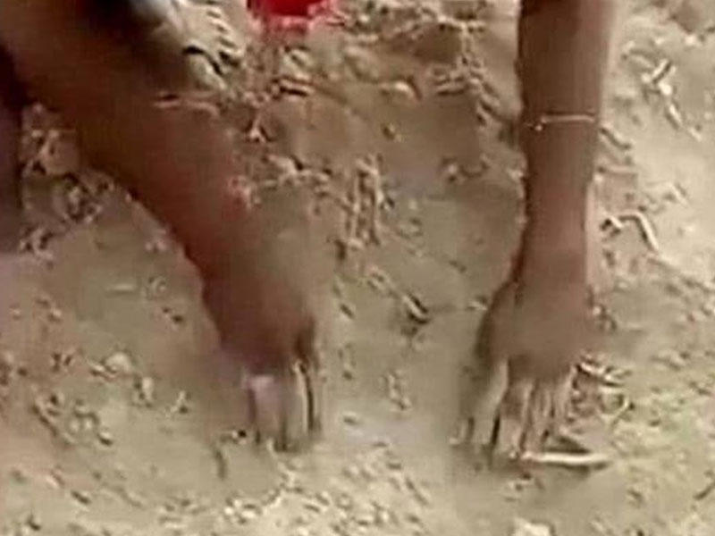 رضيع هندي جرى دفنه وهو على قيد الحياة