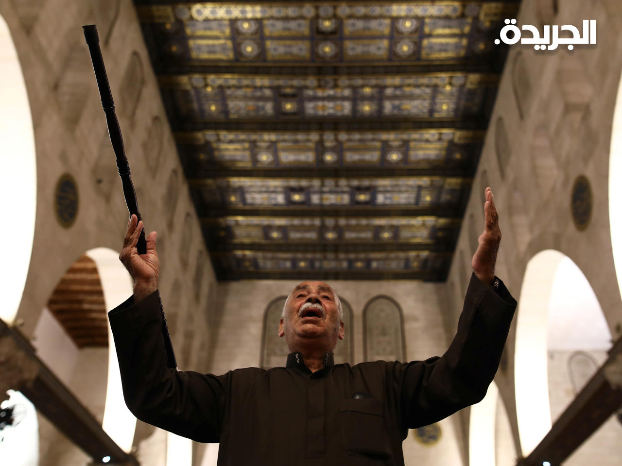 رجل يصلي داخل المسجد الأقصى في القدس