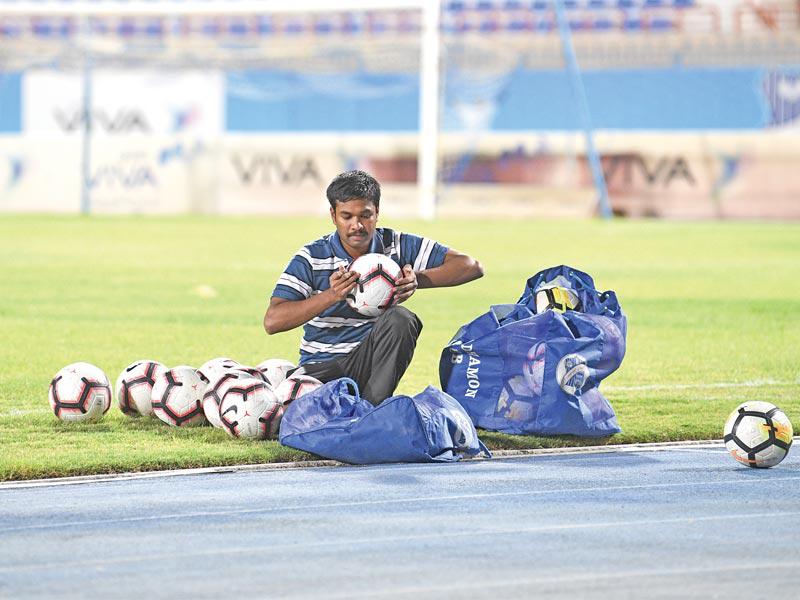 عامل النادي يتأكد من جاهزية الكرات قبل القرار