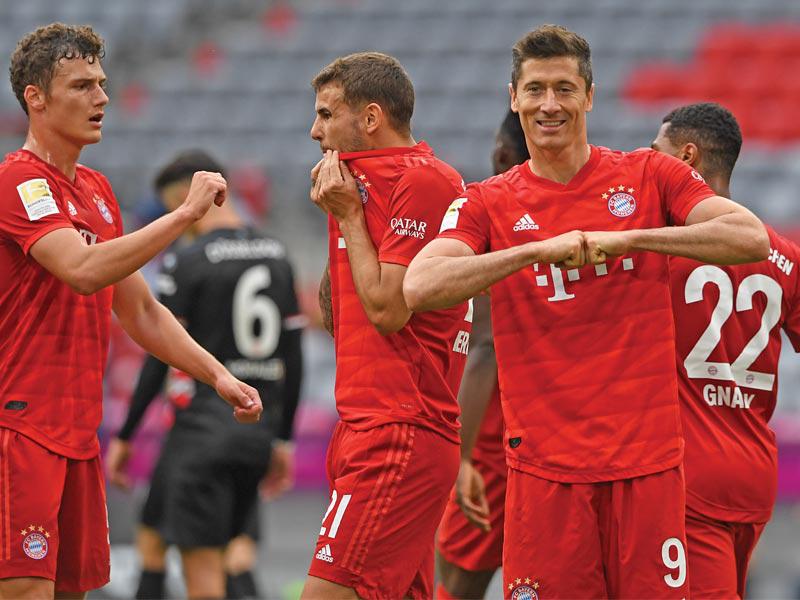 فرحة لاعبي بايرن بالهدف الثالث