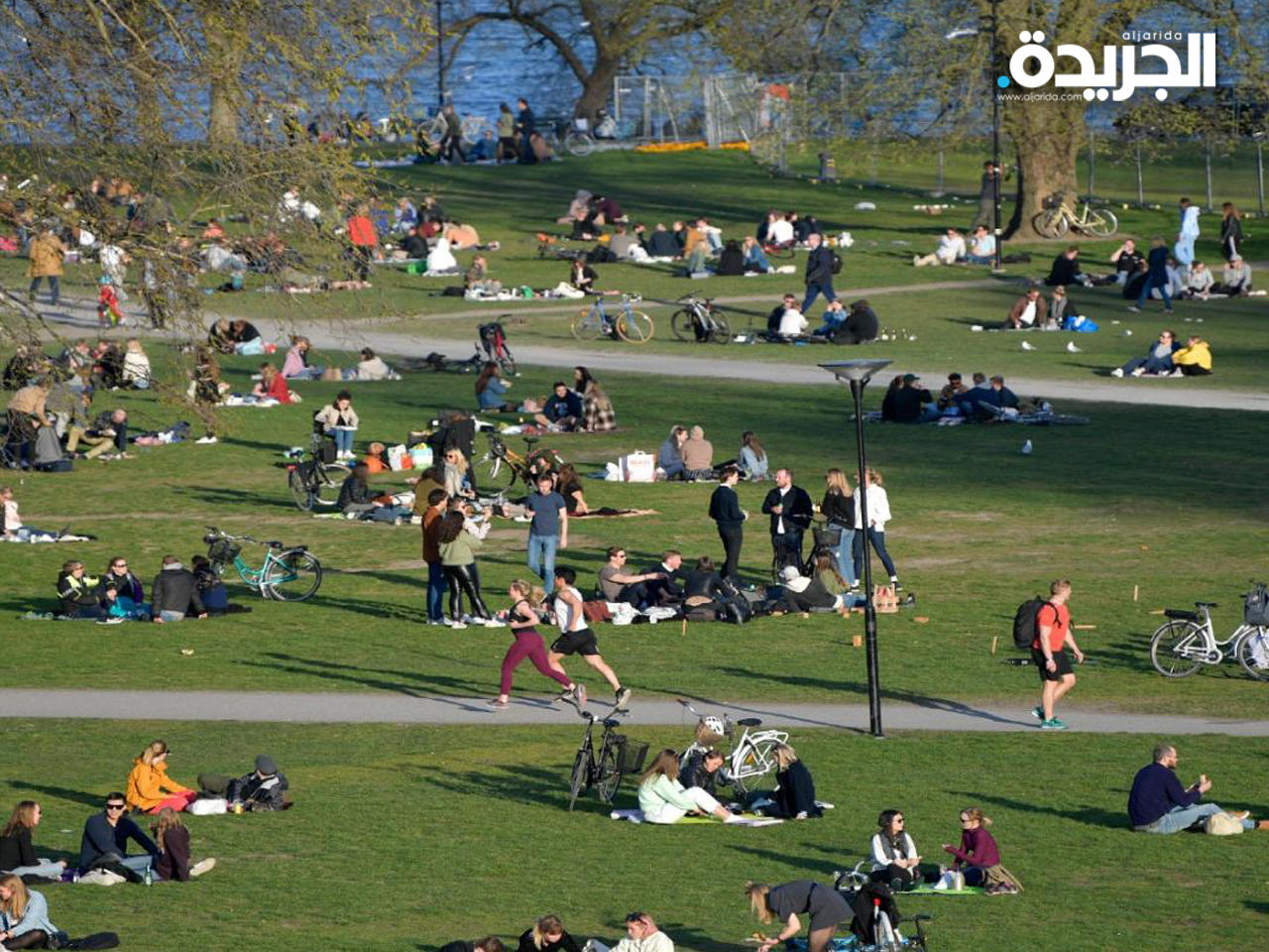 السويديون يواصلون حياتهم الطبيعية مع الالتزام بإجراءات التباعد