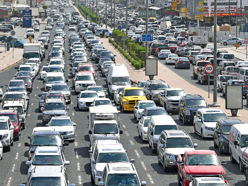 سيل من السيارات في منطقة الشويخ الصناعية خلال الساعات الأولى من بدء مرحلة الحظر الجزئي أمس (تصوير عبدالله الخلف)