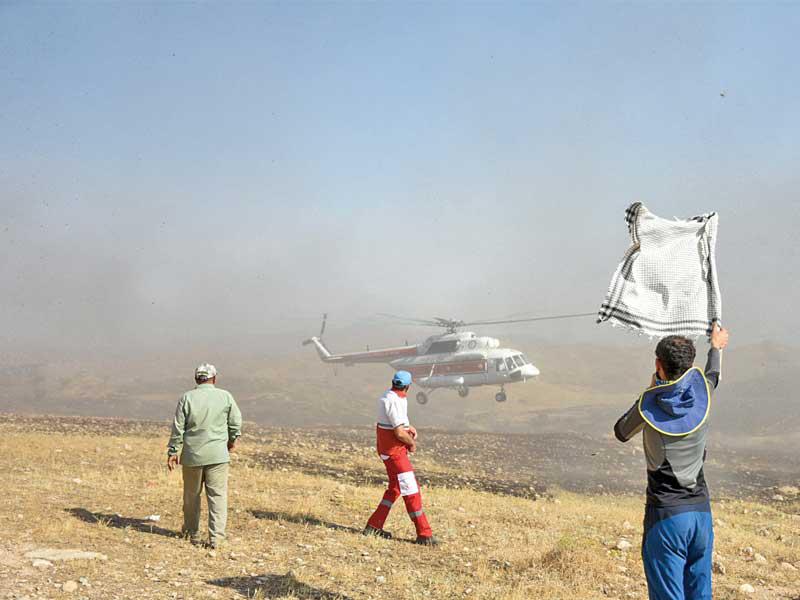 مروحية تستعد لإجلاء عالقين قرب الحرائق المستعرة بغابات في عدة محافظات إيرانية السبت الماضي (أ ف ب)