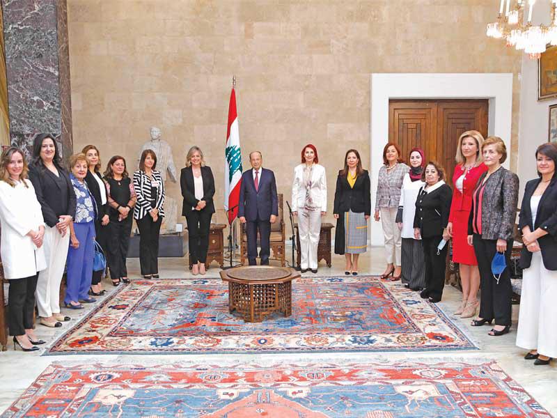 لقطة تذكارية لعون مع وفد نسائي من الهيئة الوطنية لشؤون المرأة في قصر بعبدا أمس (دالاتي ونهرا)