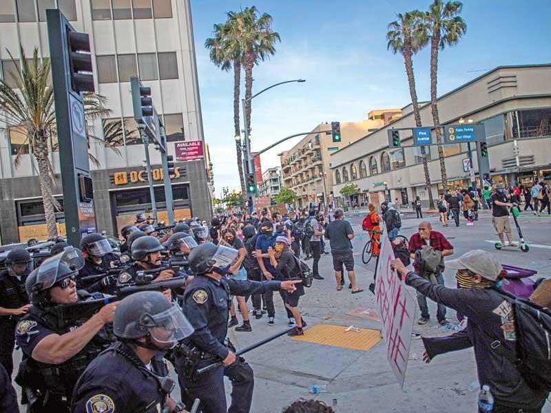 مواجهات في لونغ بيتش في كاليفورنيا أمس الأول (أ ف ب)  