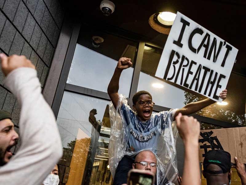 وفاة جورج فلويد دفعت الامريكيين للخروج إلى الشارع بغضب شديد
