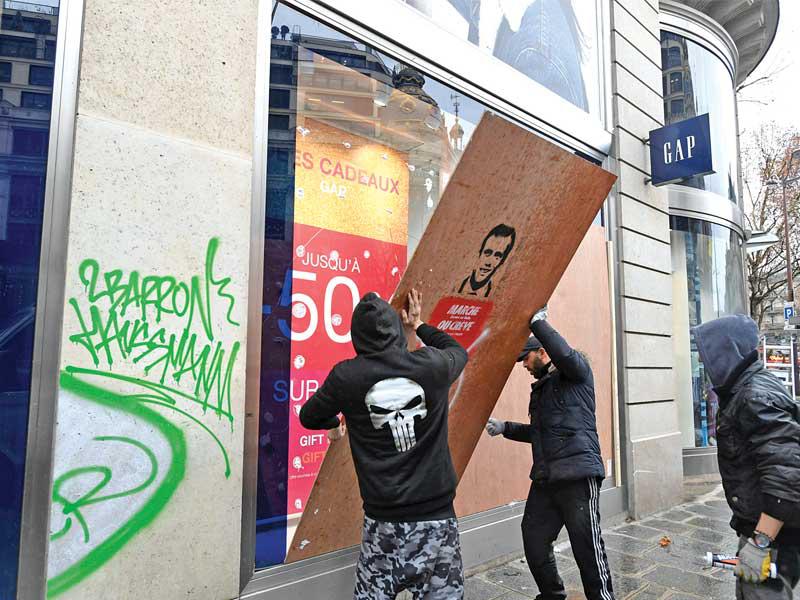 أميركيون ينظفون الشوارع