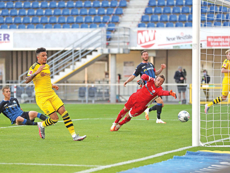 سانشو نجم دورتموند يحرز الهدف الثاني