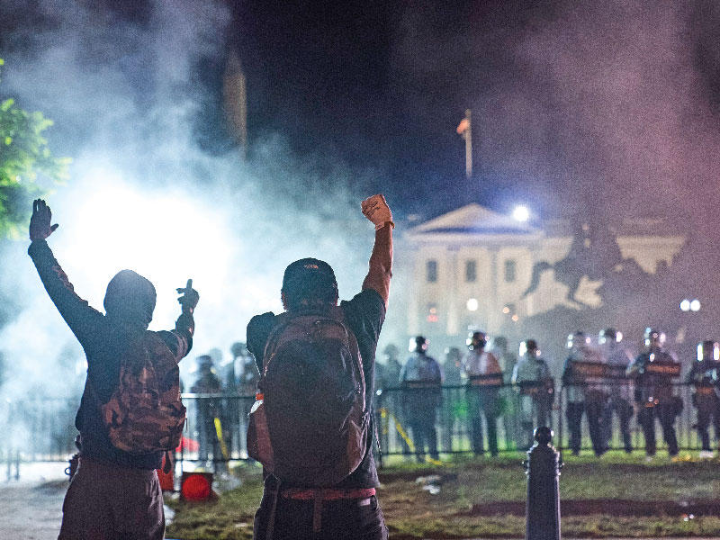 مواجهة بين الشرطة ومتظاهرين خارج البيت الأبيض مساء أمس الأول (اي بي ايه)n
