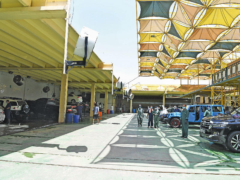 احدى محطات غسيل السيارات تعمل بعد رفع الحظر الشامل