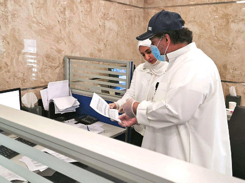  نائب رئيس مجلس الإدارة المدير العام لبنك الائتمان، صلاح المضف متفقدا اعمال «الائتمان»