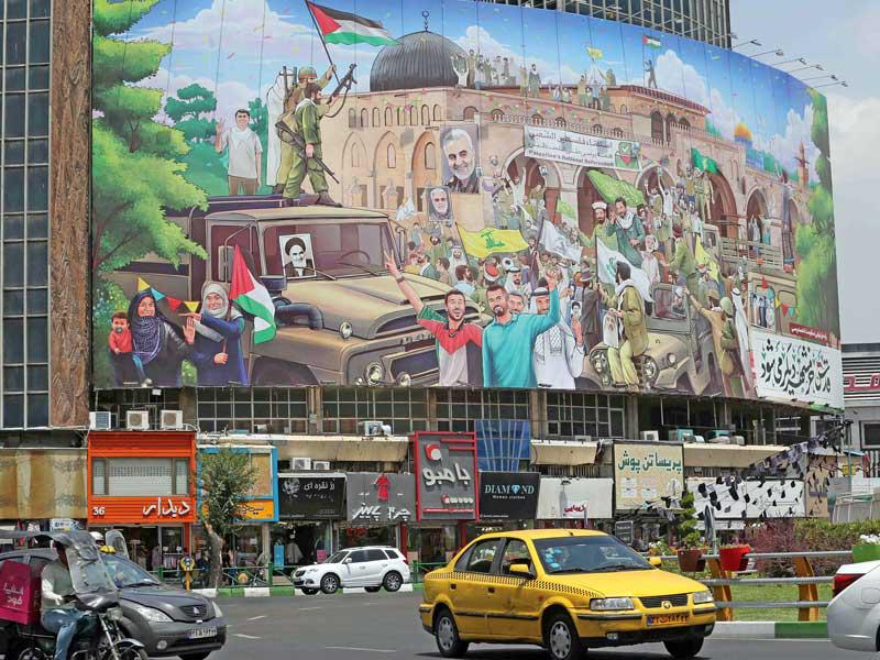 جدارية رفعت على مبنى في ميدان فالياسار في طهران (أ ف ب)