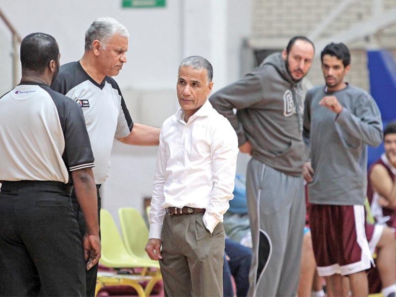 مدرب منتخبنا الوطني لناشئي السلة سلمان رمضان في حديث جانبي مع الحكام بلقاء سابق